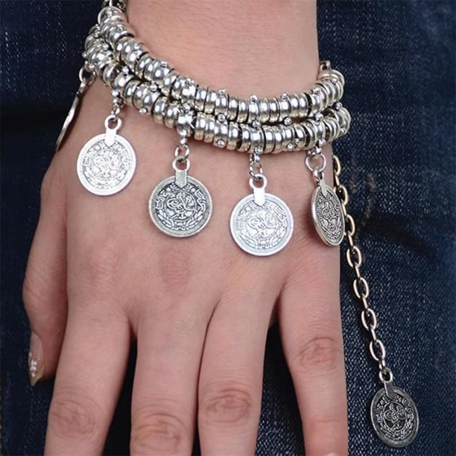 Браслет монеты на руку