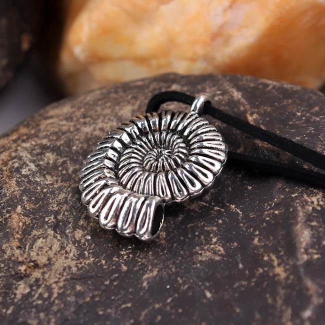 Кулон в виде ракушки