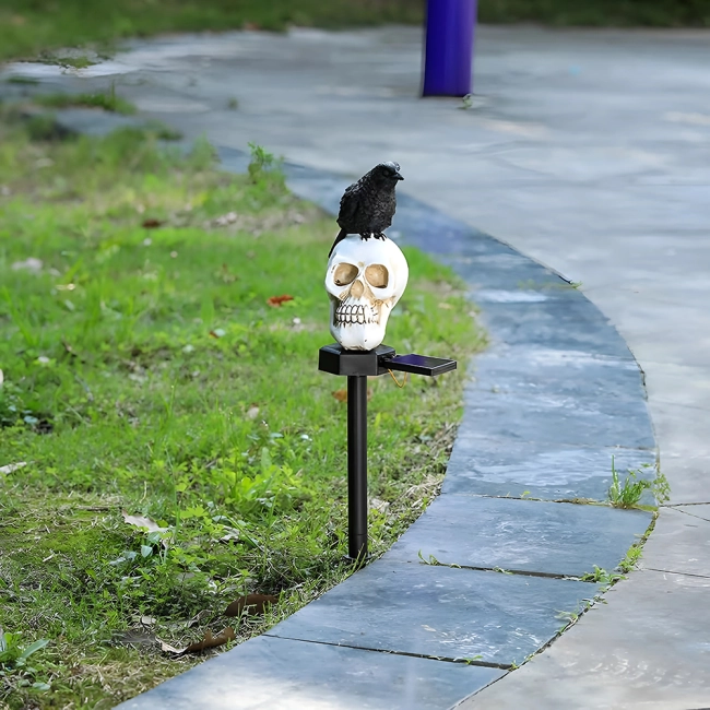 садова лампа з черепом