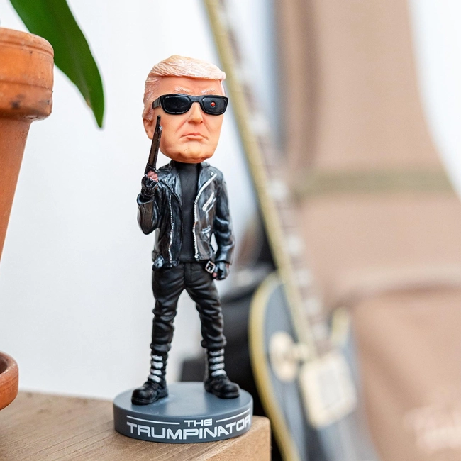 Фігурка з Трампом