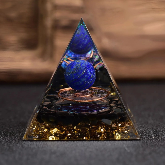 статуэтка пирамиды