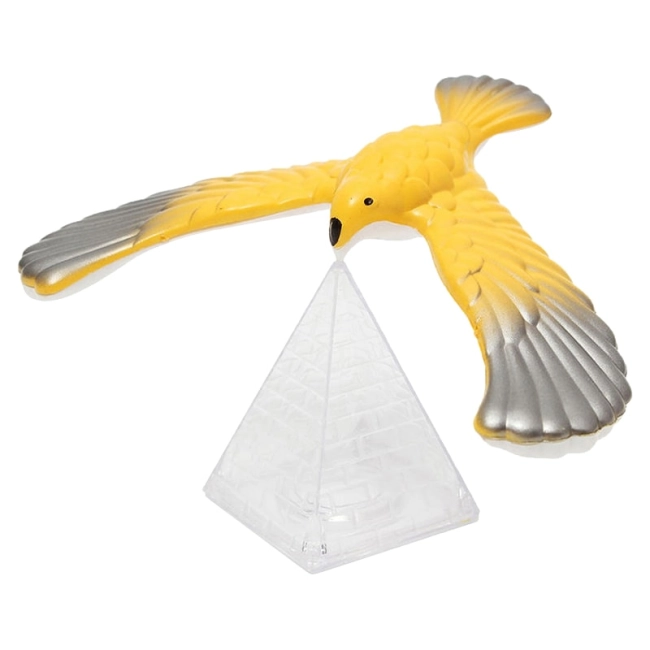 птица балансирующая на клюве