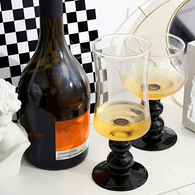 бокал для напитка на ножке