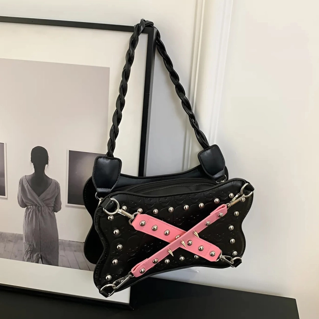 сумка із заклепками та шипами