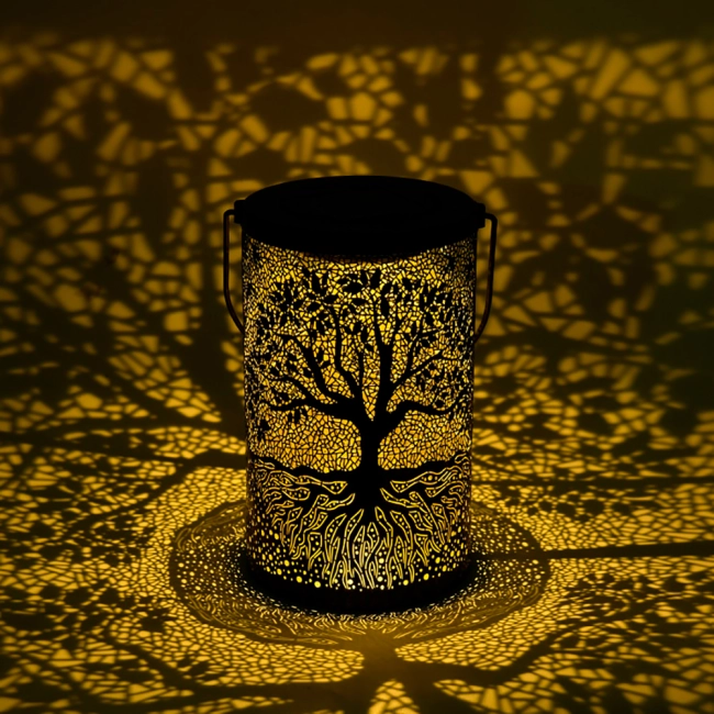 вуличний світильник з деревом