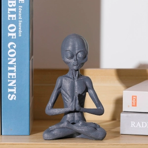 фигурка медитирующий инопланетянин