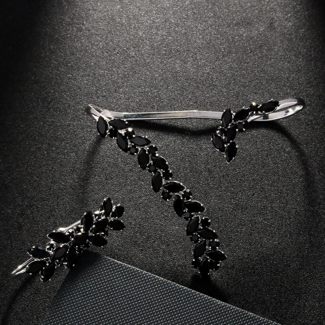 женское украшение на руку