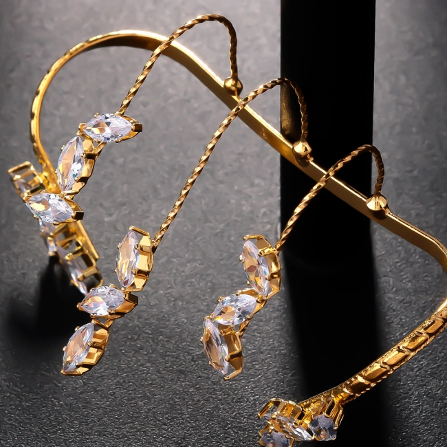 браслет между пальцев