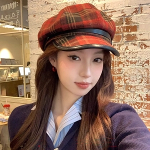 теплый берет с козырьком