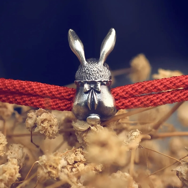 браслет із зайцем