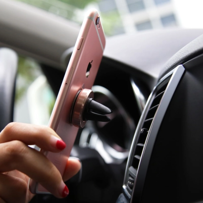магнітний тримач для телефону в авто