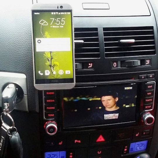 магнітний тримач в автомобіль