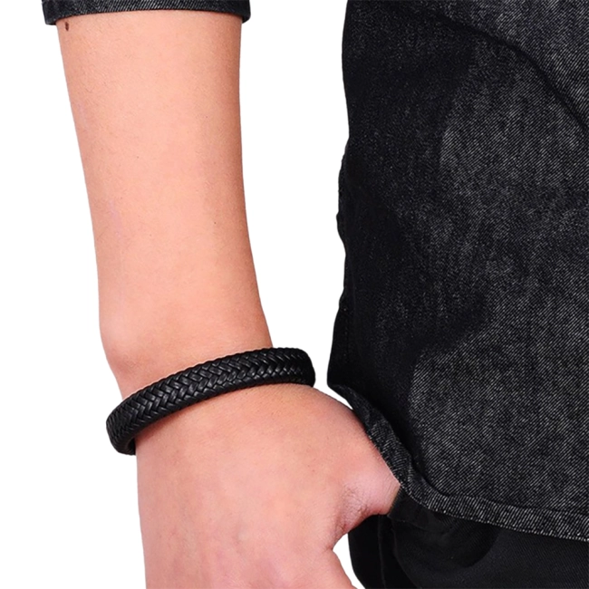 плетеный браслет на мужскую руку