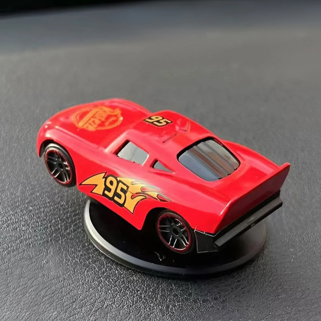 Молния Маккуин в автомобиль