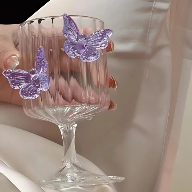 бокал с бабочками