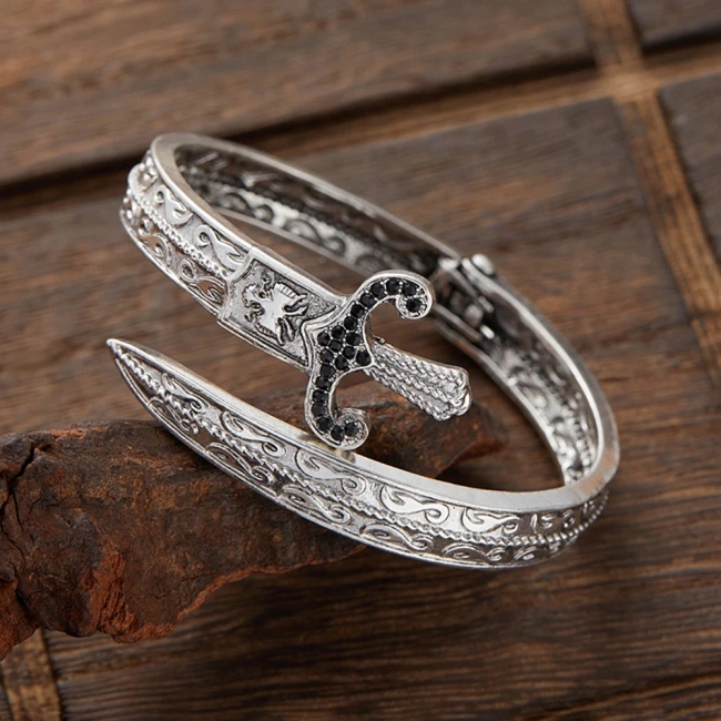 браслет в форме меча