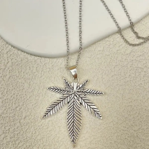 кулон з листом