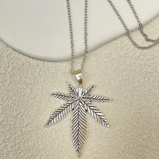 кулон с листом