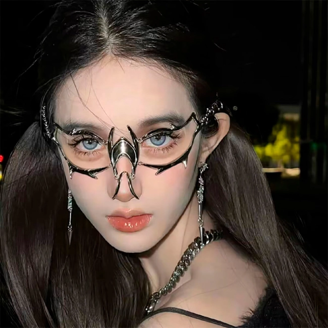 металева прикраса на обличчя