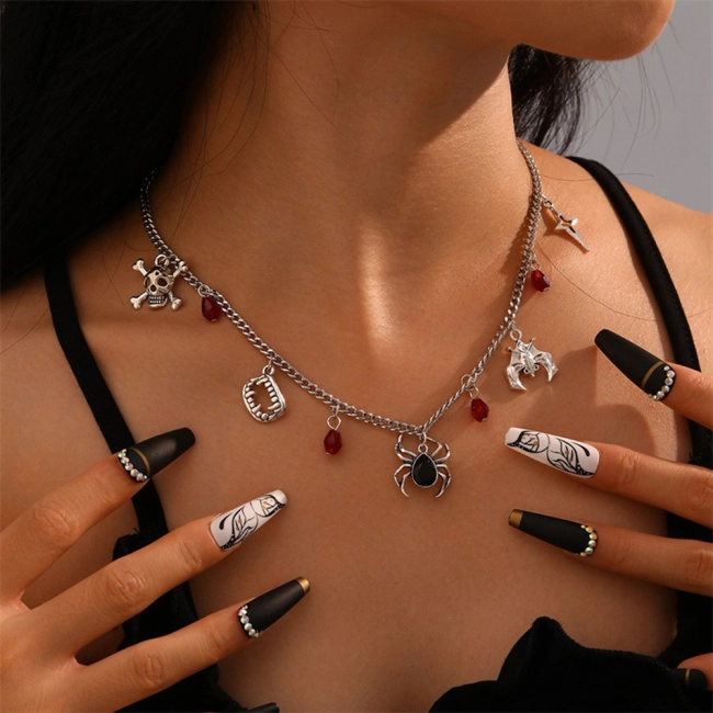 кольє на дівчину