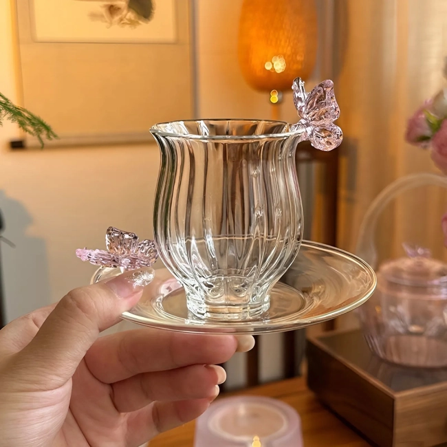 стакан з метеликом