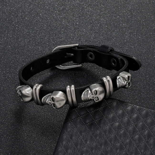 браслет с черепами на руку