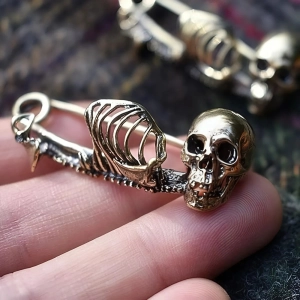 готическая брошь