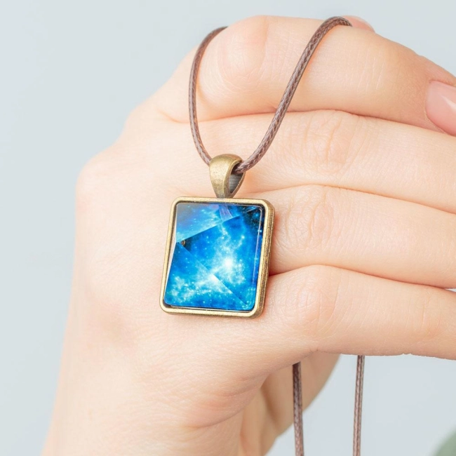 кулон с камнем на шнурке