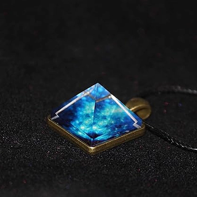 кулон светящийся в темноте