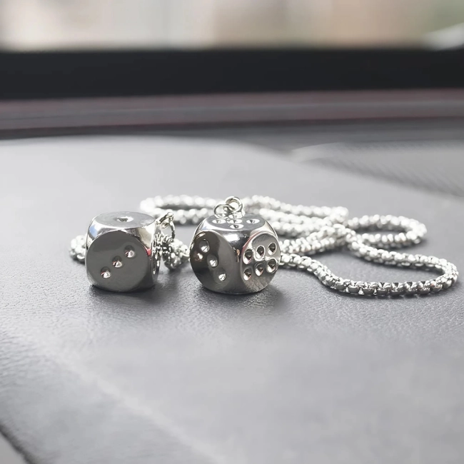 кубики на зеркало заднего вида