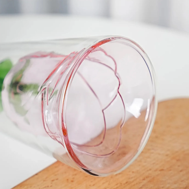 стакан з квіткою троянди