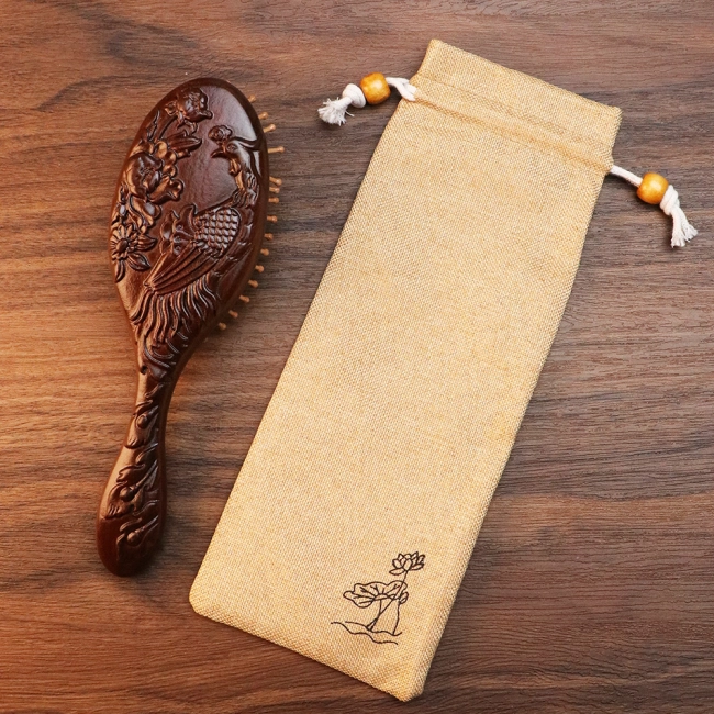 расческа для волос с деревянными зубьями