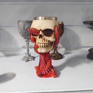 Винний келих у формі кубка з черепом і восьминогом келих у формі кубка