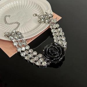 Чокер-ожерелье в стразах с контрастной розой чокер-ожерелье в стразах