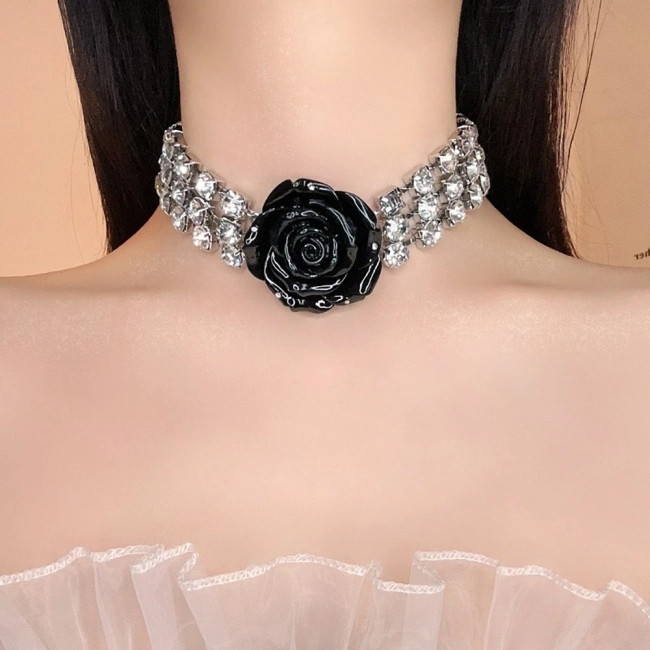 чокер-ожерелье со стразами