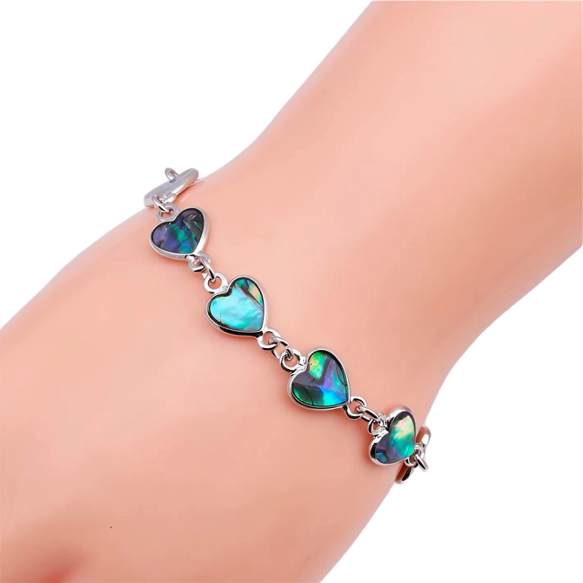 женский браслет в виде сердец