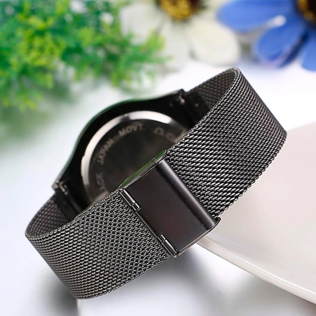 наручний годинник з металевим ремінцем