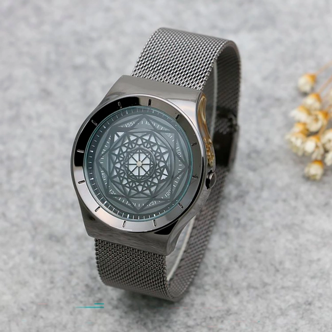 годинник з геометричним циферблатом