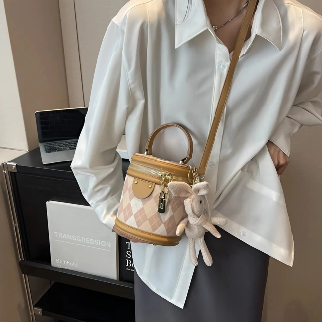 сумка через плечо с брелком