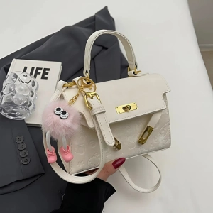 Женская сумка через плечо с брелком женская сумка через плечо