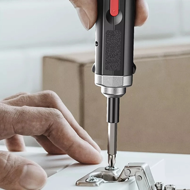 аккумуляторная отвертка с набором насадок в кейсе