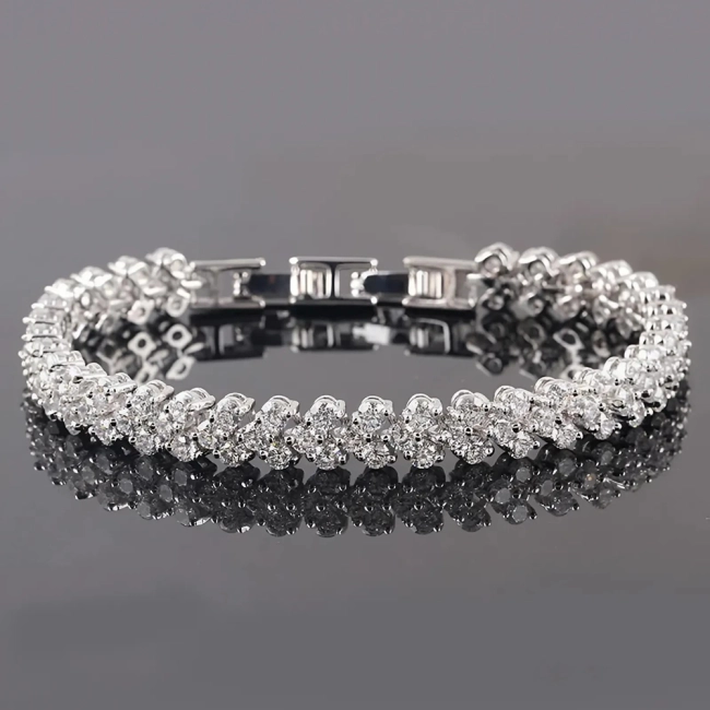 женский браслет со стразами