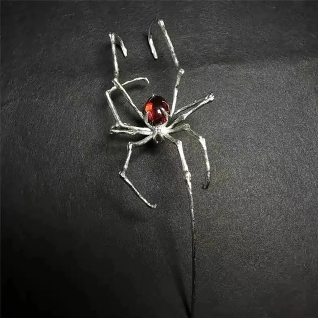 серьга с пауком