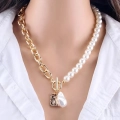 набір жіночих ланцюжків