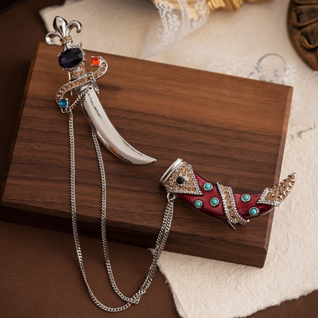 двойная брошь на цепочке