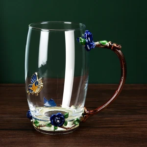 прозрачная кружка с цветами