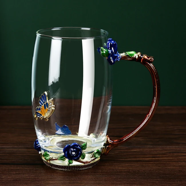 прозрачная кружка с цветами