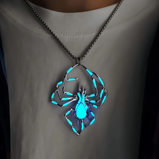 кулон, що світиться