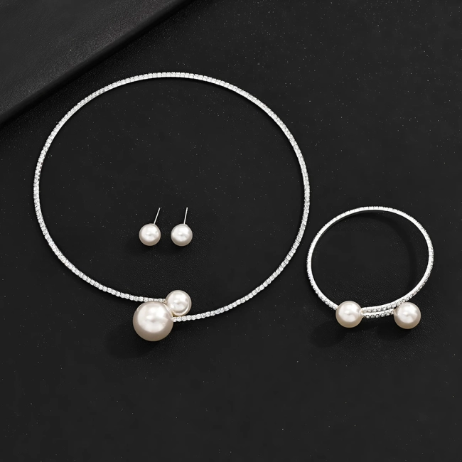 набор украшений для женщины