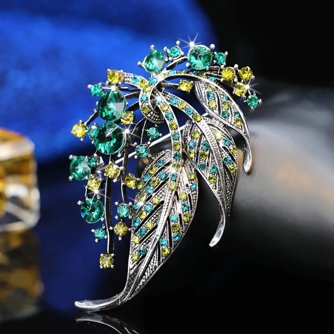 брошь с листом